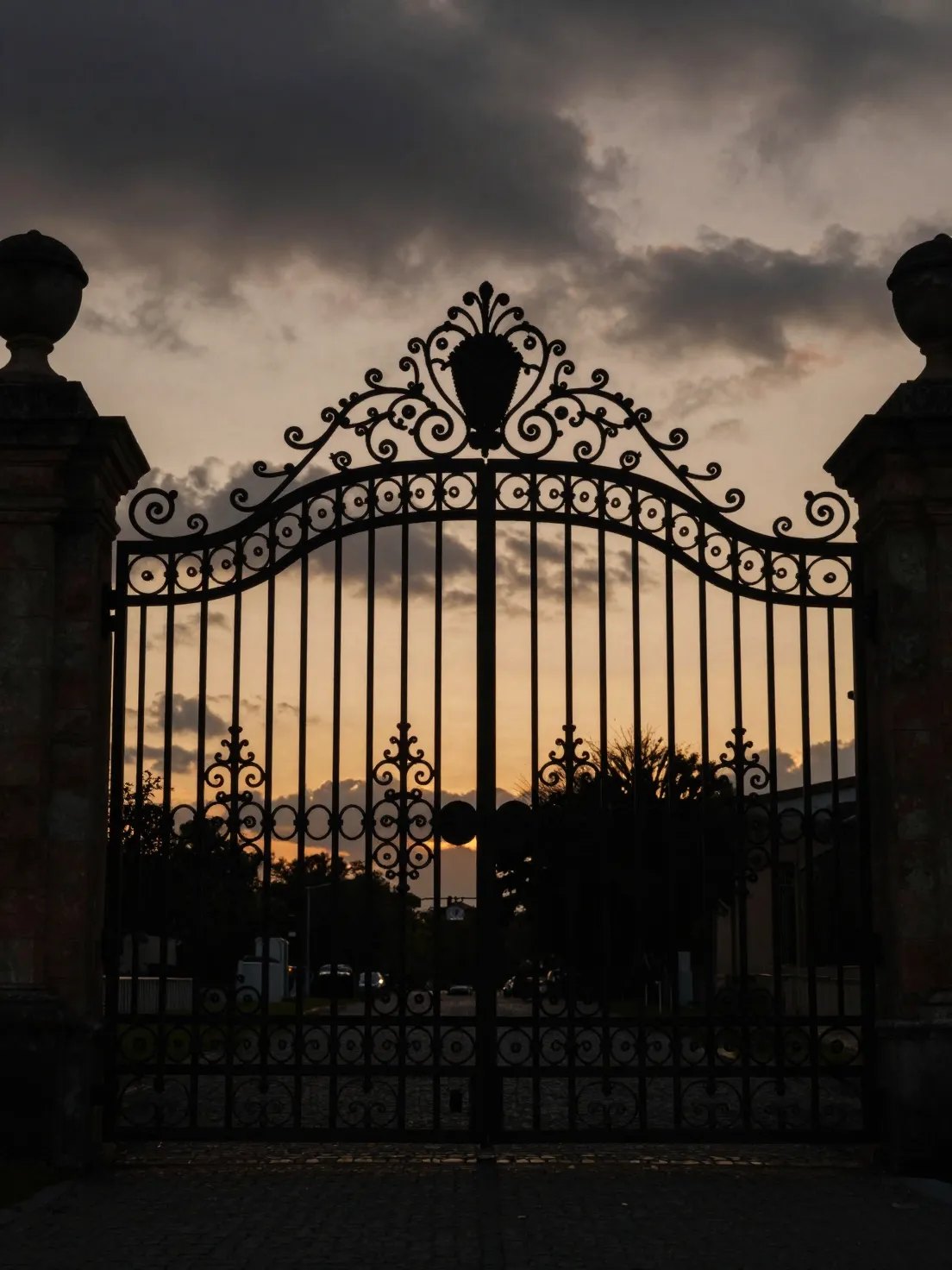 Fig. 06 — Estate gate, dusk