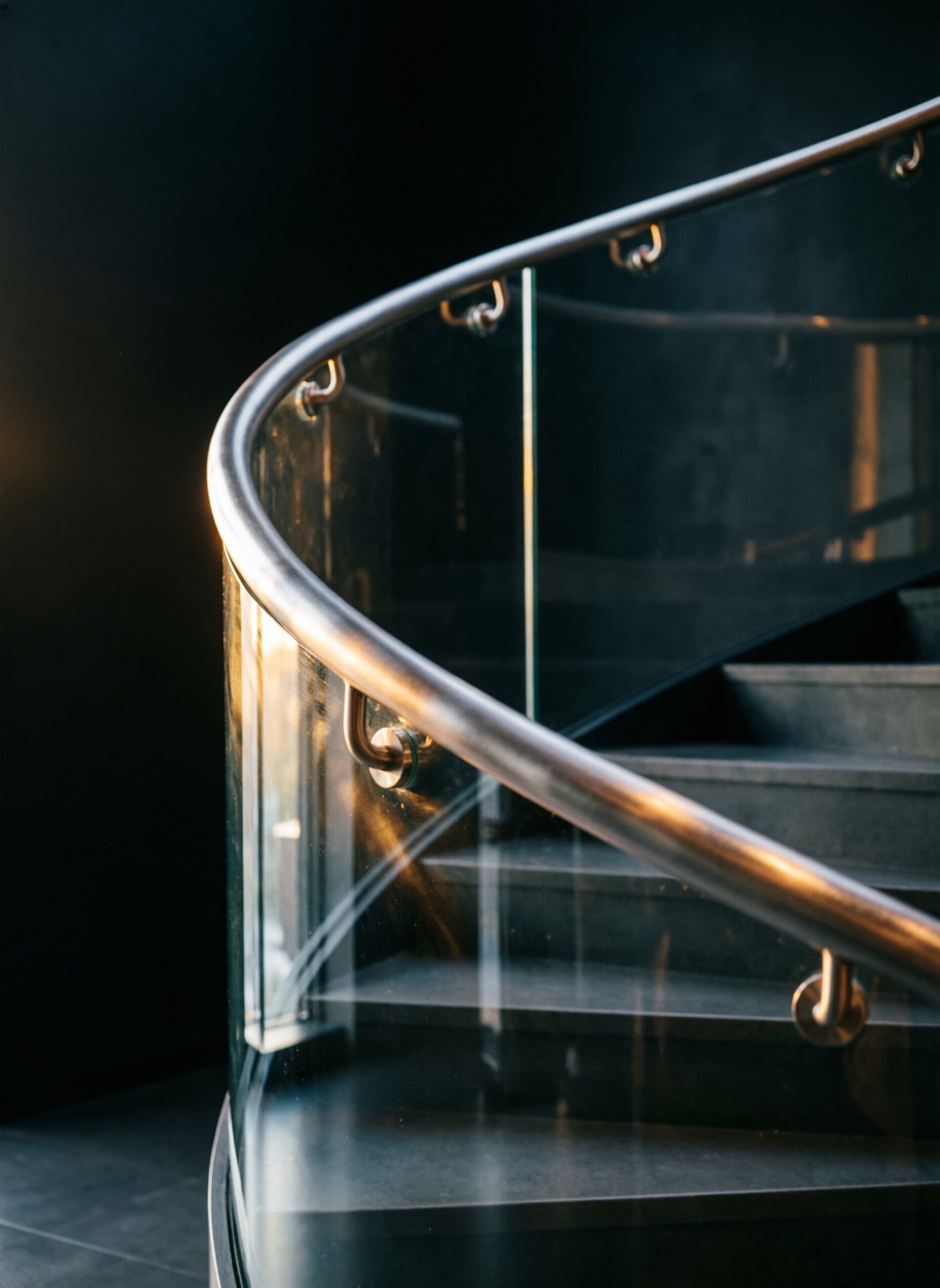 Fig. 08 — Steel & glass rail